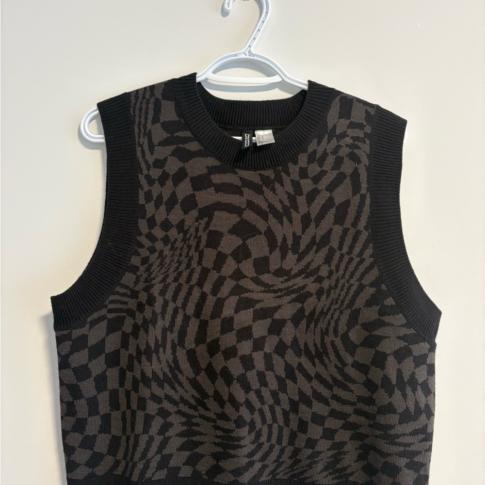 Black and Gray Patterned Sleeveless Sweater